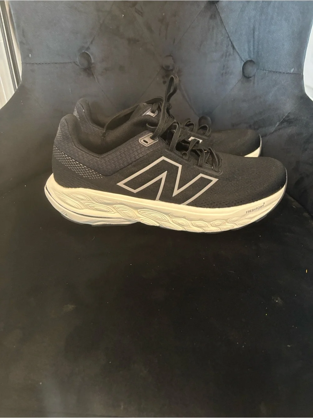 New Balance Men's 860 Black and White Athletic Running Shoes